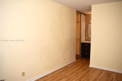 Condo in Coconut Creek, Florida, 2 bedrooms  № 2037677 - photo 7