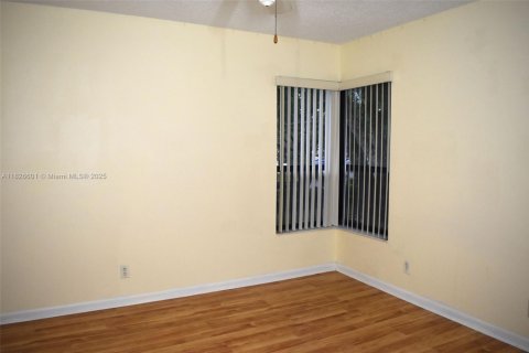 Condo in Coconut Creek, Florida, 2 bedrooms  № 2037677 - photo 16