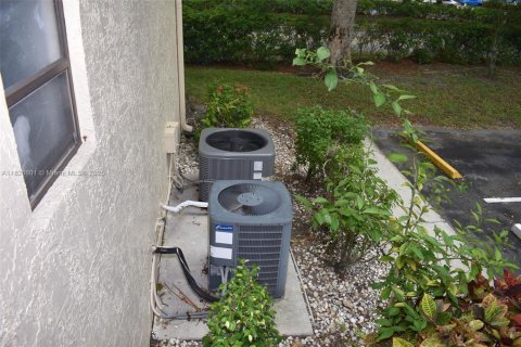 Condo in Coconut Creek, Florida, 2 bedrooms  № 2037677 - photo 24