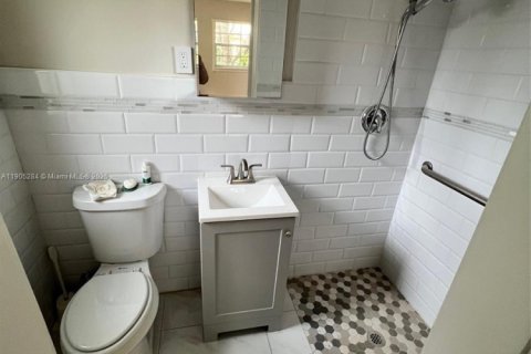 House in Coral Gables, Florida 3 bedrooms, 147.25 sq.m. № 1956360 - photo 11