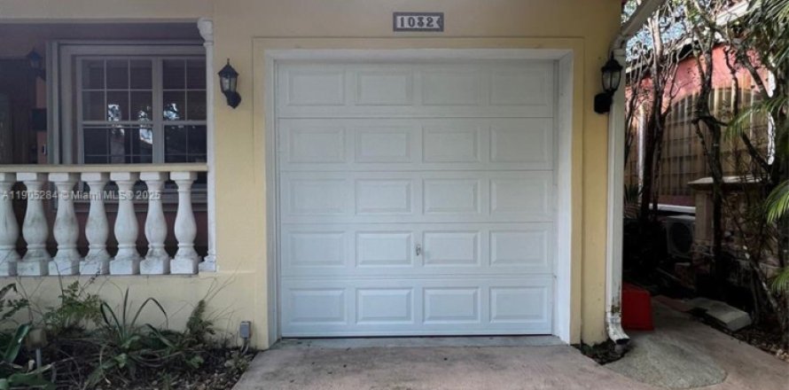 Дом в Корал-Гейблс, Флорида 3 спальни, 147.25м2 № 1956360