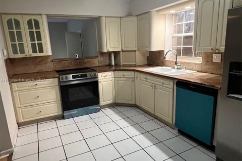 House in Coral Gables, Florida 3 bedrooms, 147.25 sq.m. № 1956360 - photo 10