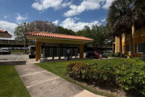 Condo in Doral, Florida, 2 bedrooms  № 2076415 - photo 6