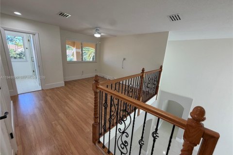 House in Pembroke Pines, Florida 5 bedrooms, 266.72 sq.m. № 2006019 - photo 23