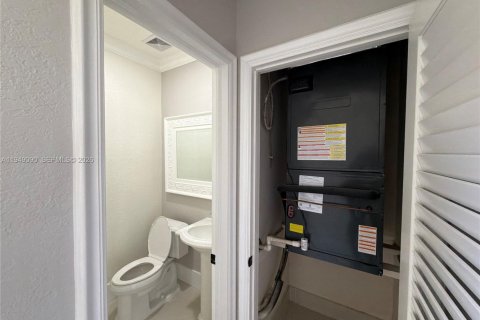 House in Pembroke Pines, Florida 5 bedrooms, 266.72 sq.m. № 2006019 - photo 11