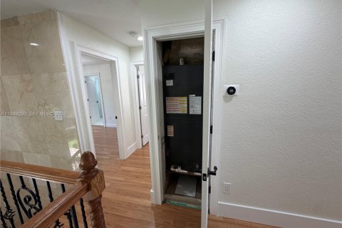 House in Pembroke Pines, Florida 5 bedrooms, 266.72 sq.m. № 2006019 - photo 27