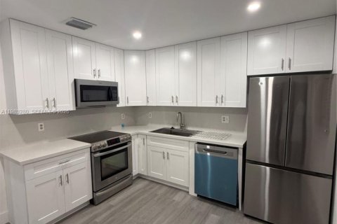 Снять в аренду виллу или дом в Холливуд, Флорида 3 спальни, 170.57м2, № 2050101 - фото 2