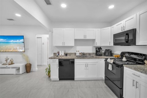 Villa ou maison à vendre à North Miami, Floride: 2 chambres, 116.69 m2 № 2035093 - photo 7