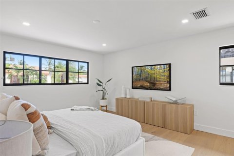 House in Surfside, Florida 4 bedrooms, 204.48 sq.m. № 1949568 - photo 16