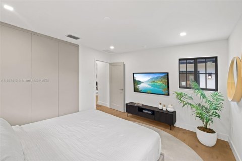 House in Surfside, Florida 4 bedrooms, 204.48 sq.m. № 1949568 - photo 25