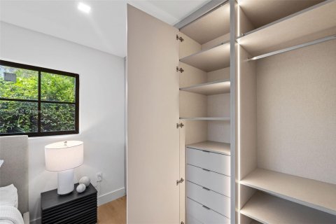 House in Surfside, Florida 4 bedrooms, 204.48 sq.m. № 1949568 - photo 26