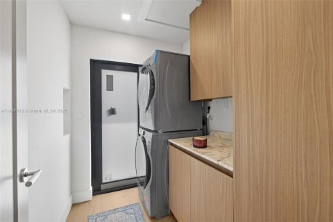 House in Surfside, Florida 4 bedrooms, 204.48 sq.m. № 1949568 - photo 30