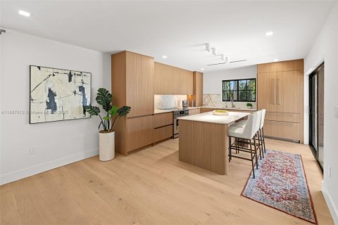 House in Surfside, Florida 4 bedrooms, 204.48 sq.m. № 1949568 - photo 11