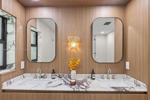 House in Surfside, Florida 4 bedrooms, 204.48 sq.m. № 1949568 - photo 18