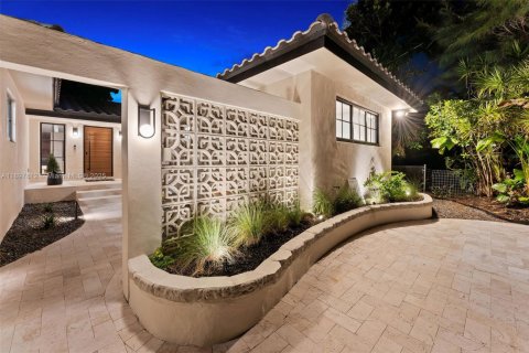 House in Surfside, Florida 4 bedrooms, 204.48 sq.m. № 1949568 - photo 3