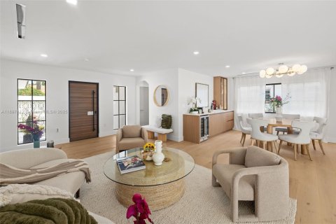 House in Surfside, Florida 4 bedrooms, 204.48 sq.m. № 1949568 - photo 8