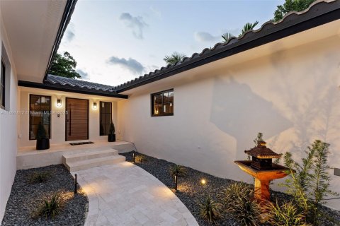 House in Surfside, Florida 4 bedrooms, 204.48 sq.m. № 1949568 - photo 5