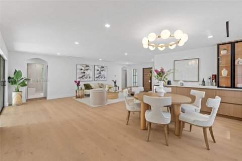 House in Surfside, Florida 4 bedrooms, 204.48 sq.m. № 1949568 - photo 10