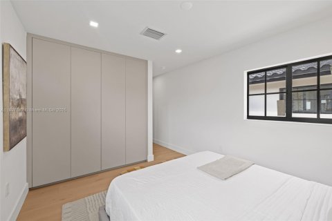 House in Surfside, Florida 4 bedrooms, 204.48 sq.m. № 1949568 - photo 21