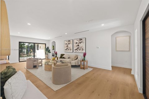 House in Surfside, Florida 4 bedrooms, 204.48 sq.m. № 1949568 - photo 6