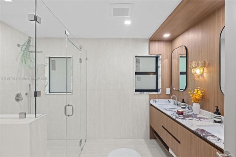 House in Surfside, Florida 4 bedrooms, 204.48 sq.m. № 1949568 - photo 17