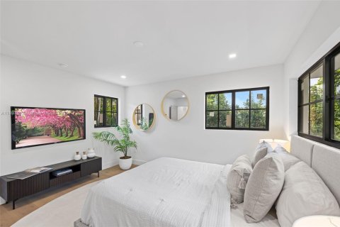 House in Surfside, Florida 4 bedrooms, 204.48 sq.m. № 1949568 - photo 24