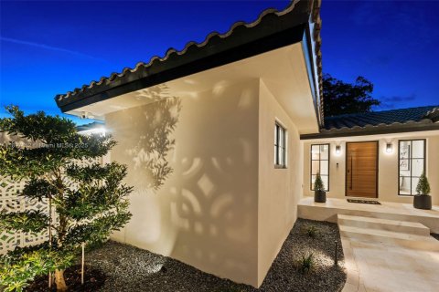 House in Surfside, Florida 4 bedrooms, 204.48 sq.m. № 1949568 - photo 4