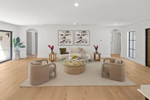 House in Surfside, Florida 4 bedrooms, 204.48 sq.m. № 1949568 - photo 9