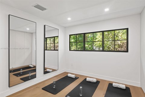 House in Surfside, Florida 4 bedrooms, 204.48 sq.m. № 1949568 - photo 29