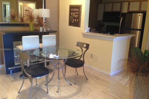 Condo in Oakland Park, Florida, 1 bedroom  № 2002521 - photo 3