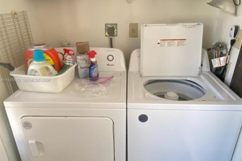 Condo in Oakland Park, Florida, 1 bedroom  № 2002521 - photo 5