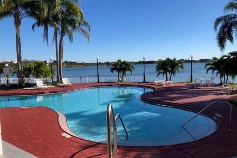 Condo in Oakland Park, Florida, 1 bedroom  № 2002521 - photo 9