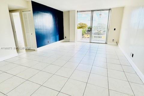 Condominio en alquiler en North Miami, Florida, 2 dormitorios, 89.46 m2 № 2010460 - foto 7