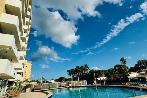 Condominio en alquiler en North Miami, Florida, 2 dormitorios, 89.46 m2 № 2010460 - foto 3