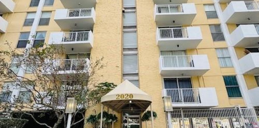Condominio en North Miami, Florida, 2 dormitorios  № 2010460