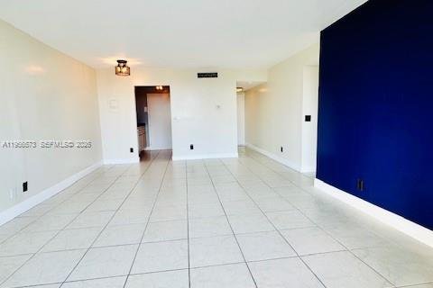 Condominio en alquiler en North Miami, Florida, 2 dormitorios, 89.46 m2 № 2010460 - foto 8