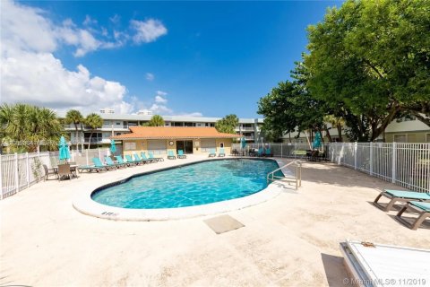 Condo in Hallandale Beach, Florida, 2 bedrooms  № 1997551 - photo 19