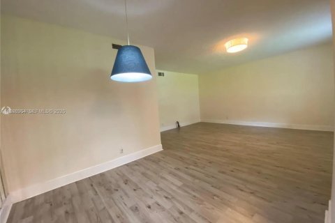 Condo in Hallandale Beach, Florida, 2 bedrooms  № 1997551 - photo 6