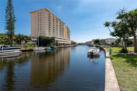 Condo in Hallandale Beach, Florida, 2 bedrooms  № 1997551 - photo 21