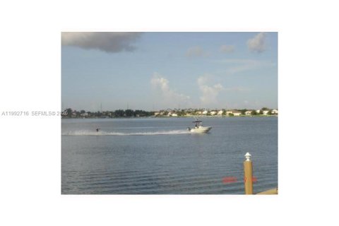 Casa en alquiler en Miami, Florida, 4 dormitorios, 234.11 m2 № 2056689 - foto 9