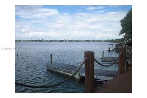 Casa en alquiler en Miami, Florida, 4 dormitorios, 234.11 m2 № 2056689 - foto 13