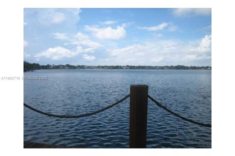 Casa en alquiler en Miami, Florida, 4 dormitorios, 234.11 m2 № 2056689 - foto 12