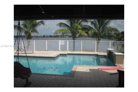 Casa en alquiler en Miami, Florida, 4 dormitorios, 234.11 m2 № 2056689 - foto 6