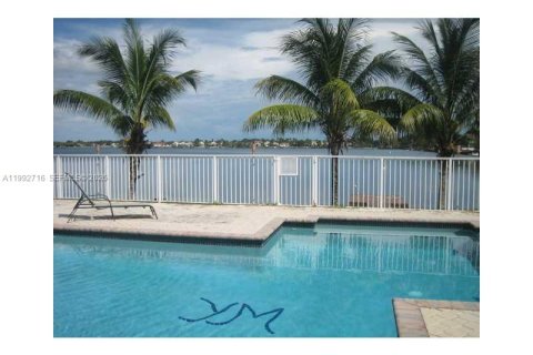 Casa en alquiler en Miami, Florida, 4 dormitorios, 234.11 m2 № 2056689 - foto 3