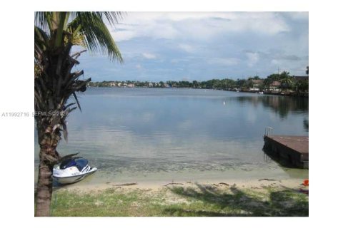 Casa en alquiler en Miami, Florida, 4 dormitorios, 234.11 m2 № 2056689 - foto 7