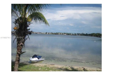 Casa en alquiler en Miami, Florida, 4 dormitorios, 234.11 m2 № 2056689 - foto 8