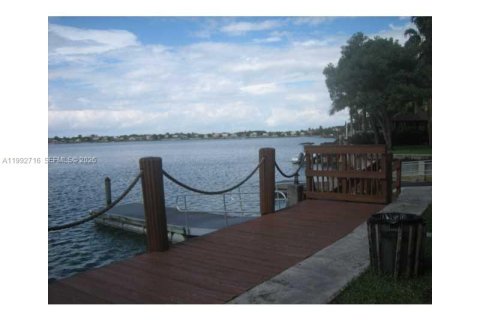 Casa en alquiler en Miami, Florida, 4 dormitorios, 234.11 m2 № 2056689 - foto 10