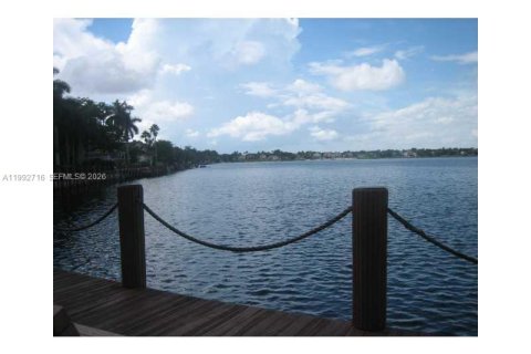 Casa en alquiler en Miami, Florida, 4 dormitorios, 234.11 m2 № 2056689 - foto 11