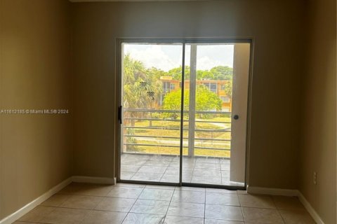 Condo in Deerfield Beach, Florida, 2 bedrooms  № 1938117 - photo 4