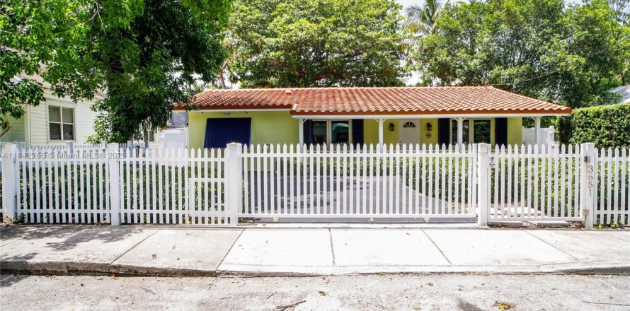 House in Miami, Florida 3 bedrooms, 128.21 sq.m. № 1838638